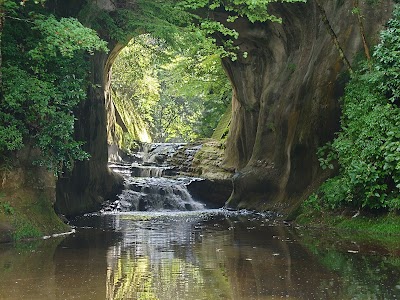 濃溝の滝・亀岩の洞窟