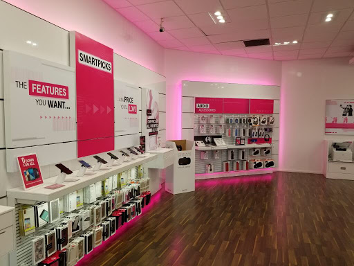 Cell Phone Store «T-Mobile», reviews and photos, 6952 Katella Ave, Cypress, CA 90630, USA