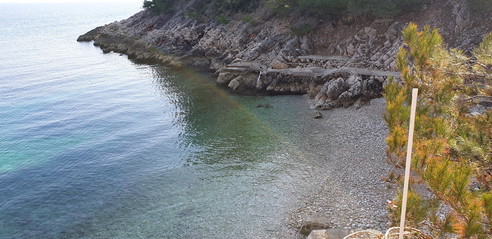 Foto de Maja's beach con agua cristalina superficie