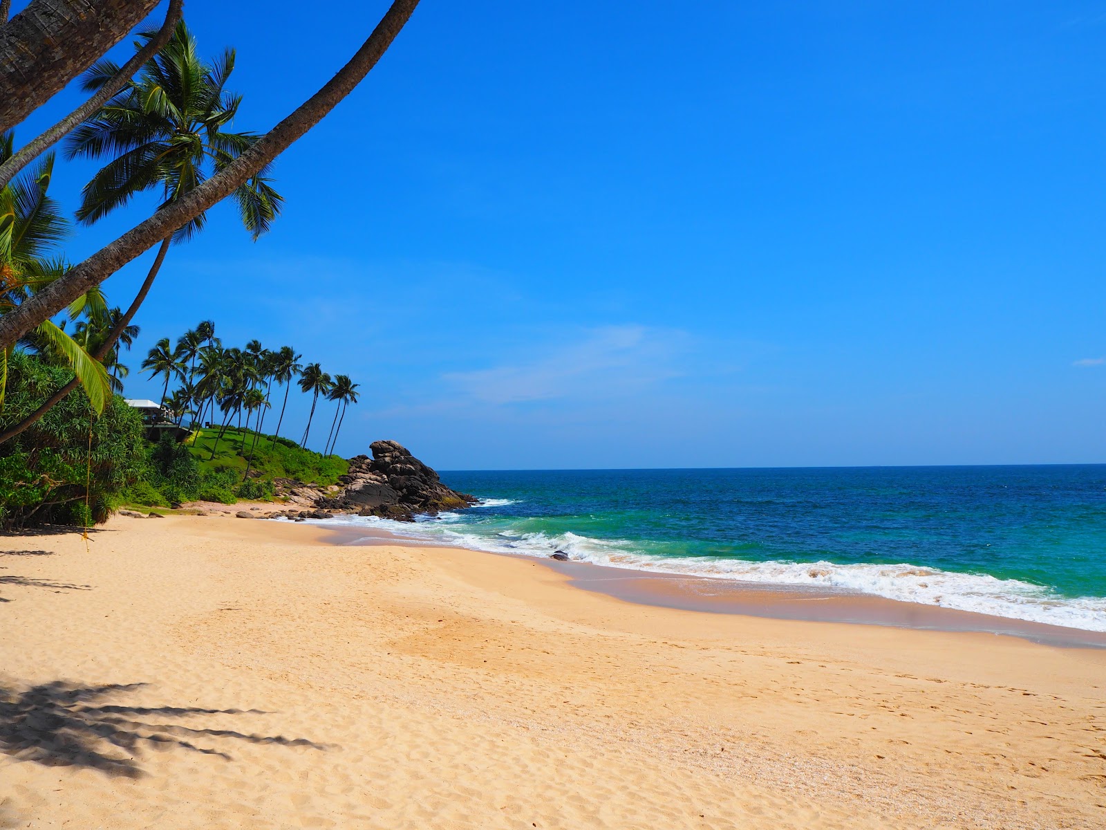 Foto von Pallikaduwa Beach mit beiger sand Oberfläche