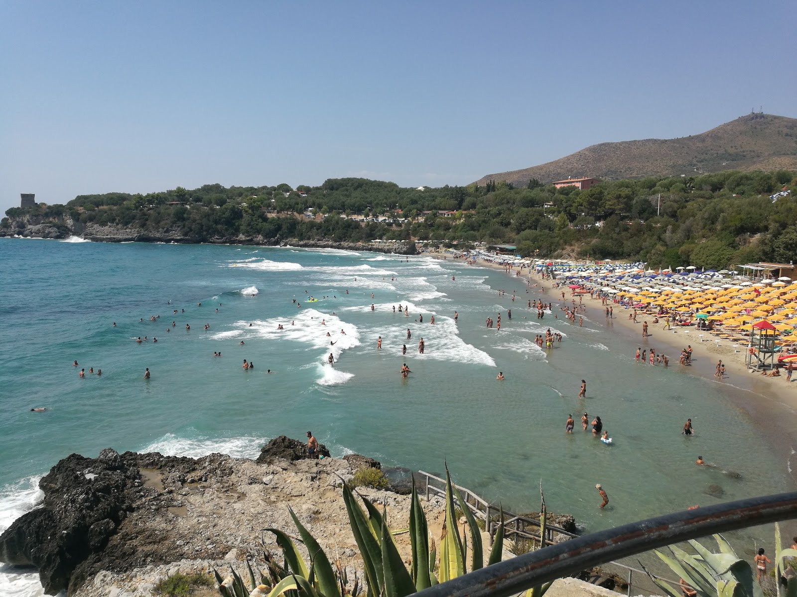 Foto di Spiaggia Calanca sorretto da scogliere