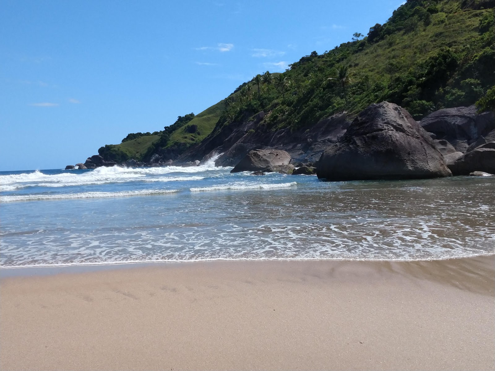 Valokuva Praia do Boneteista. tukeutunut kallioilla