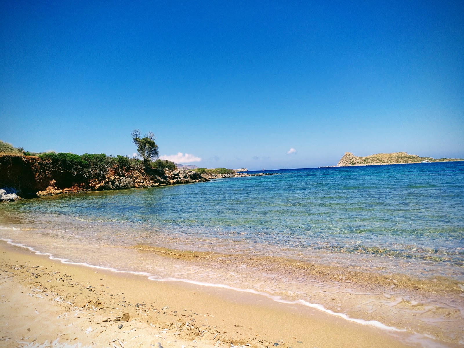 Foto de beach Vayu con arena negra y guijarros superficie