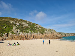 Foto von Porthcurno Strand umgeben von Bergen