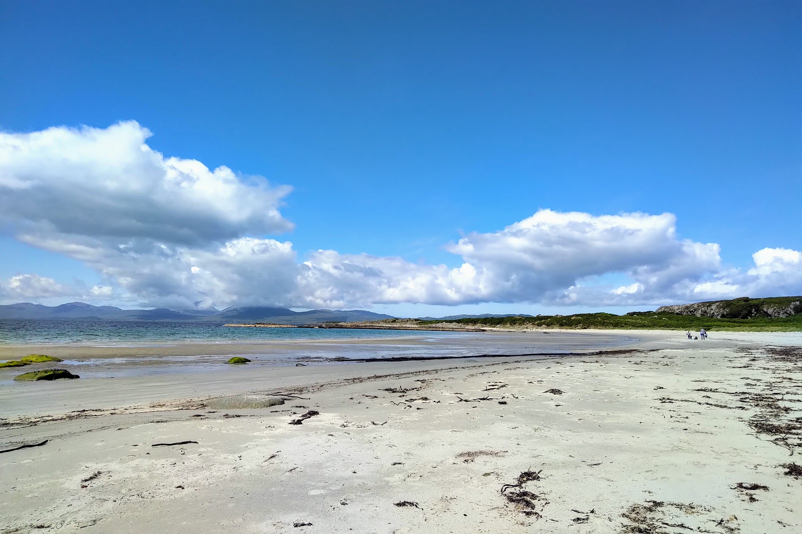 Foto di Kilmory Beach con una superficie del sabbia luminosa