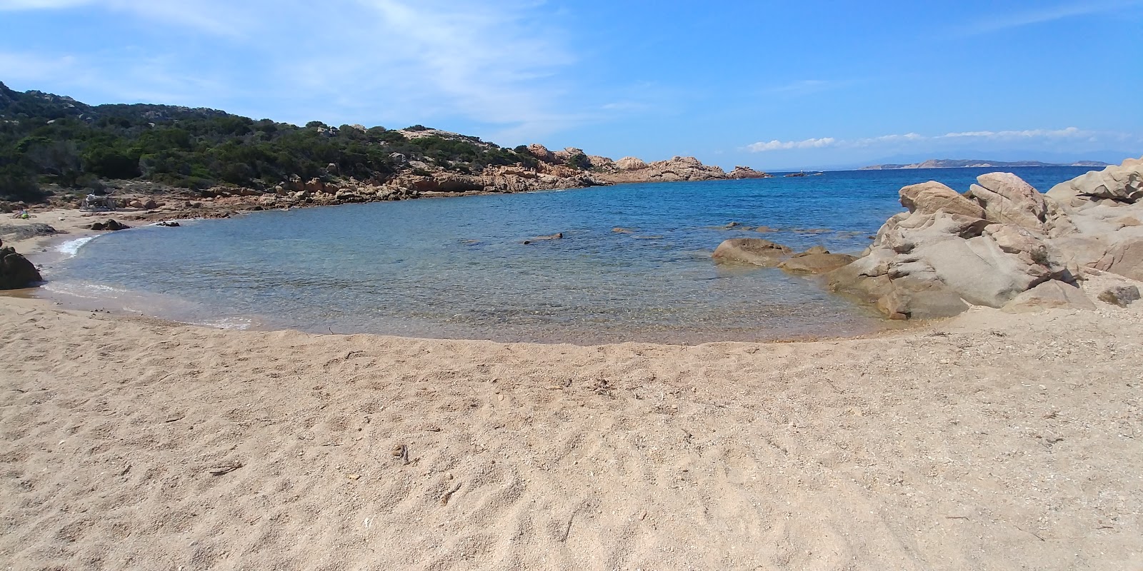 Spiaggia Cala d'Inferno的照片 带有宽敞的海湾