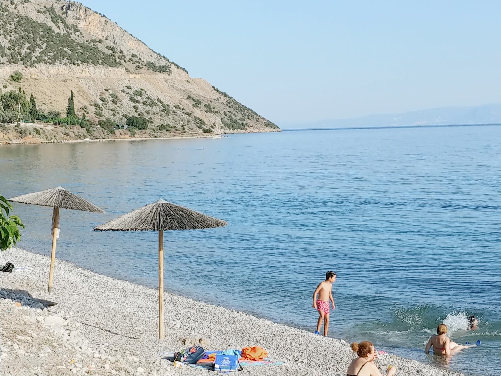 Foto van Vrachakia beach met beige kiezelstenen oppervlakte