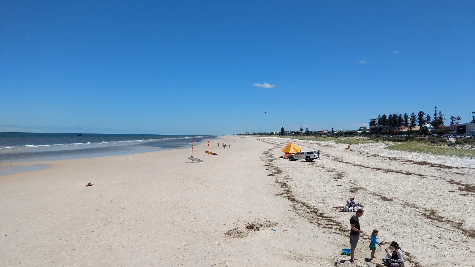 Foto di Grange Beach con una superficie del sabbia luminosa