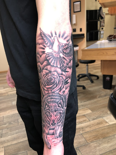 Tattoo Shop «Vanity Tattoo», reviews and photos, 28 S Western Ave, Carpentersville, IL 60110, USA