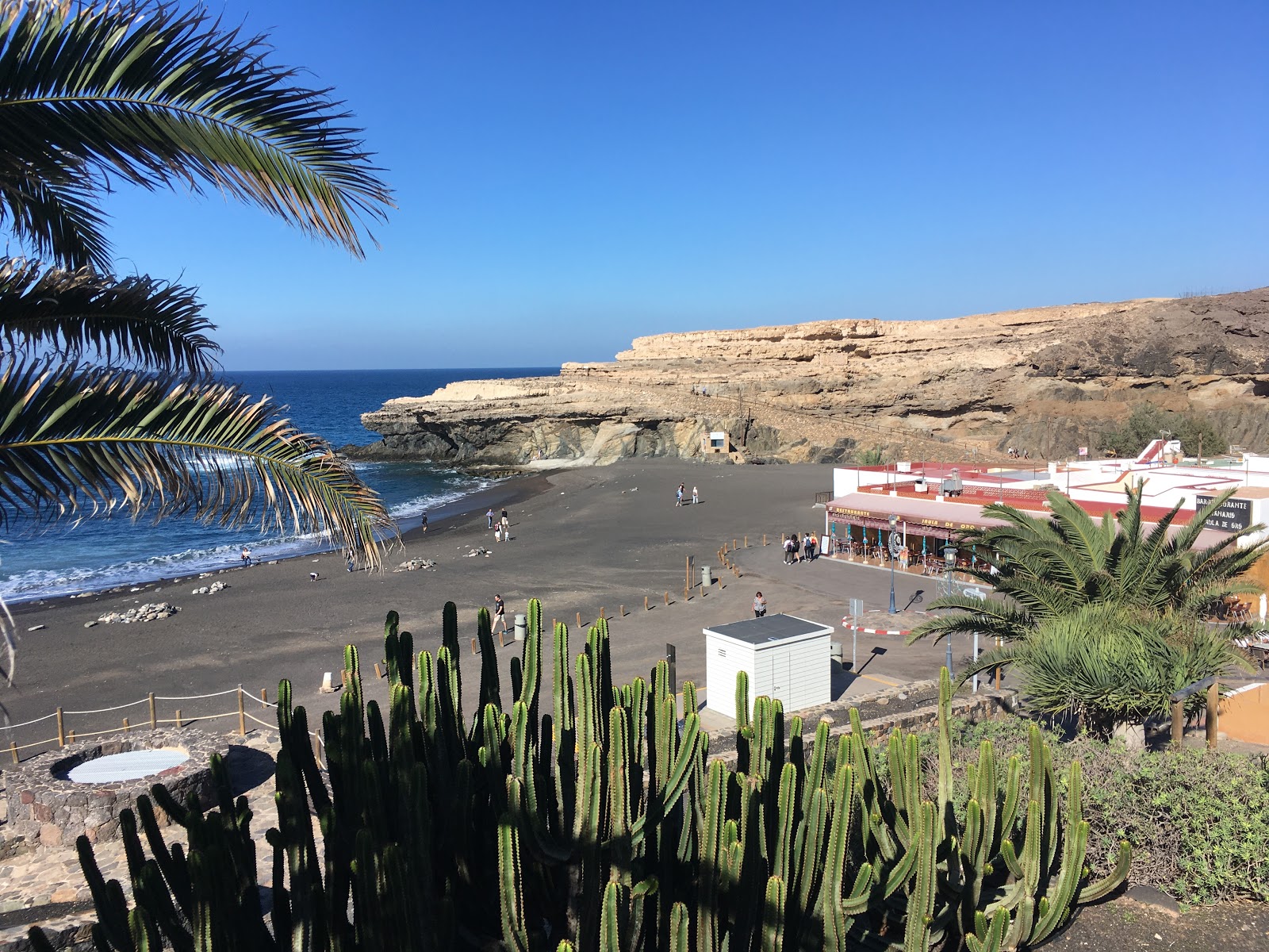 Foto av Playa de Ajui med blå rent vatten yta