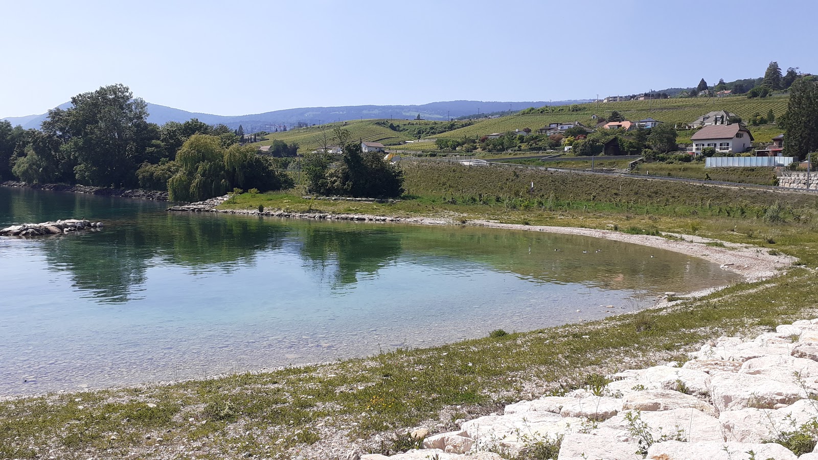 Foto von Plage de Serrieres mit felsiges gelände Oberfläche