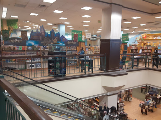 Book Store «Barnes and Noble», reviews and photos, 2500 N Mayfair Rd, Milwaukee, WI 53226, USA