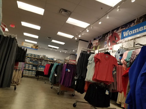 Sportswear Store «Columbia Sportswear Store - Gilroy, CA», reviews and photos, 681 Leavesley Rd d135, Gilroy, CA 95020, USA