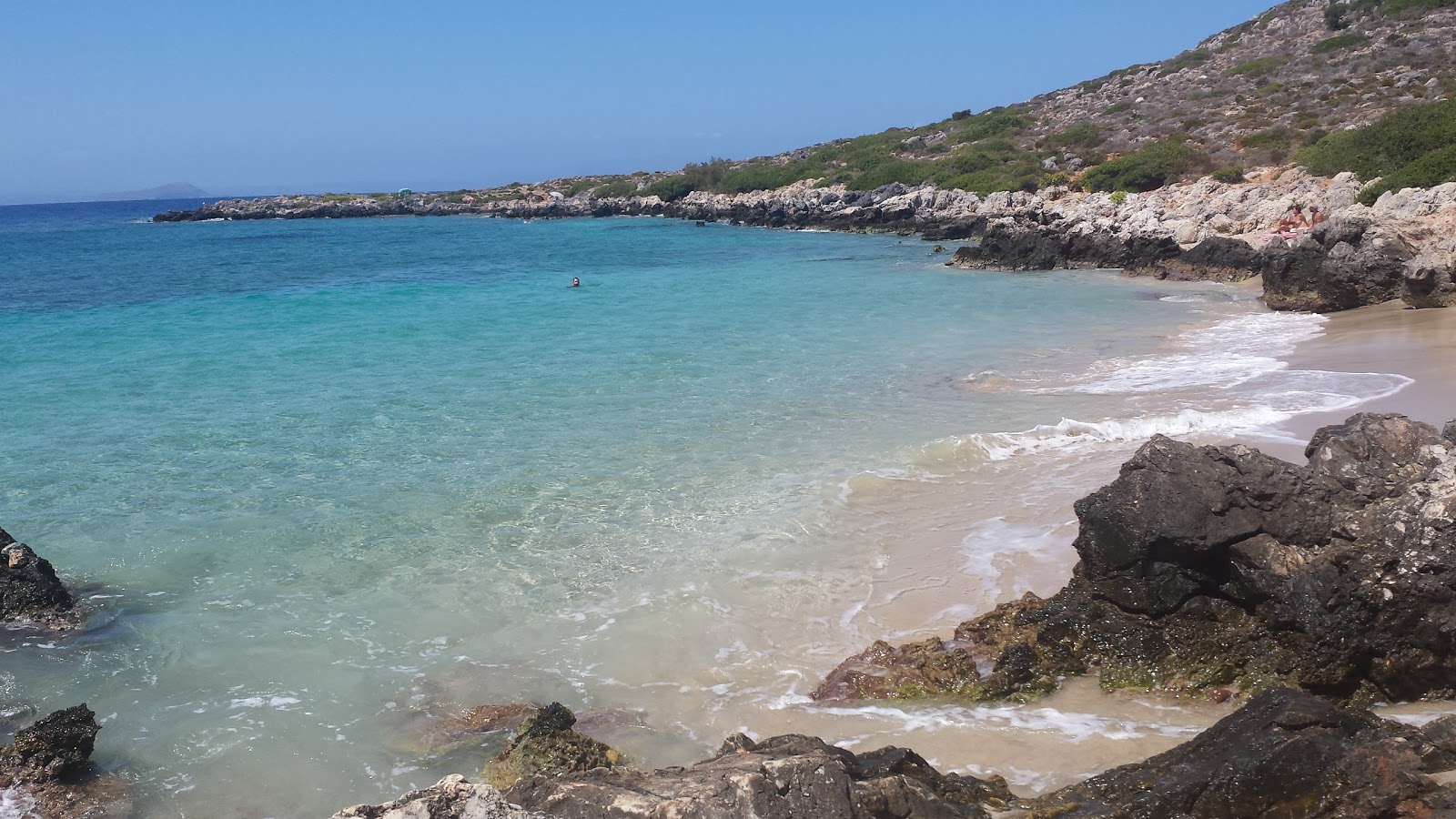 Φωτογραφία του Maherida Beach με μπεζ άμμος επιφάνεια