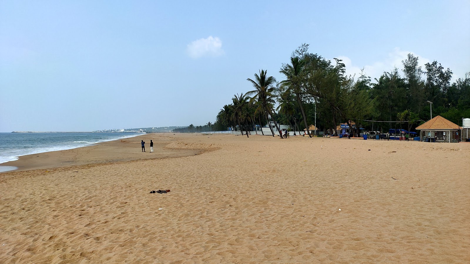 Zdjęcie Paramanvilai Beach z powierzchnią jasny, drobny piasek