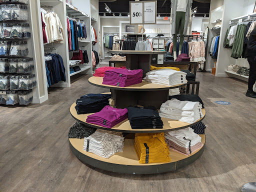 Clothing Store «Banana Republic», reviews and photos, 103 S Washington St, Naperville, IL 60540, USA