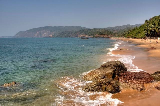 Foto von Agonda Beach von Klippen umgeben