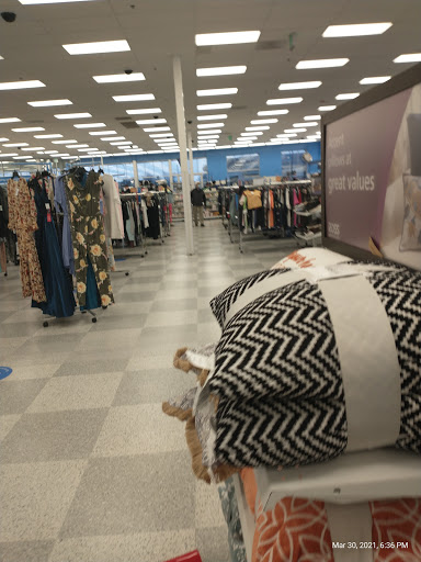 Clothing Store «Ross Dress for Less», reviews and photos, 6901 W Grand Ave, Gurnee, IL 60031, USA