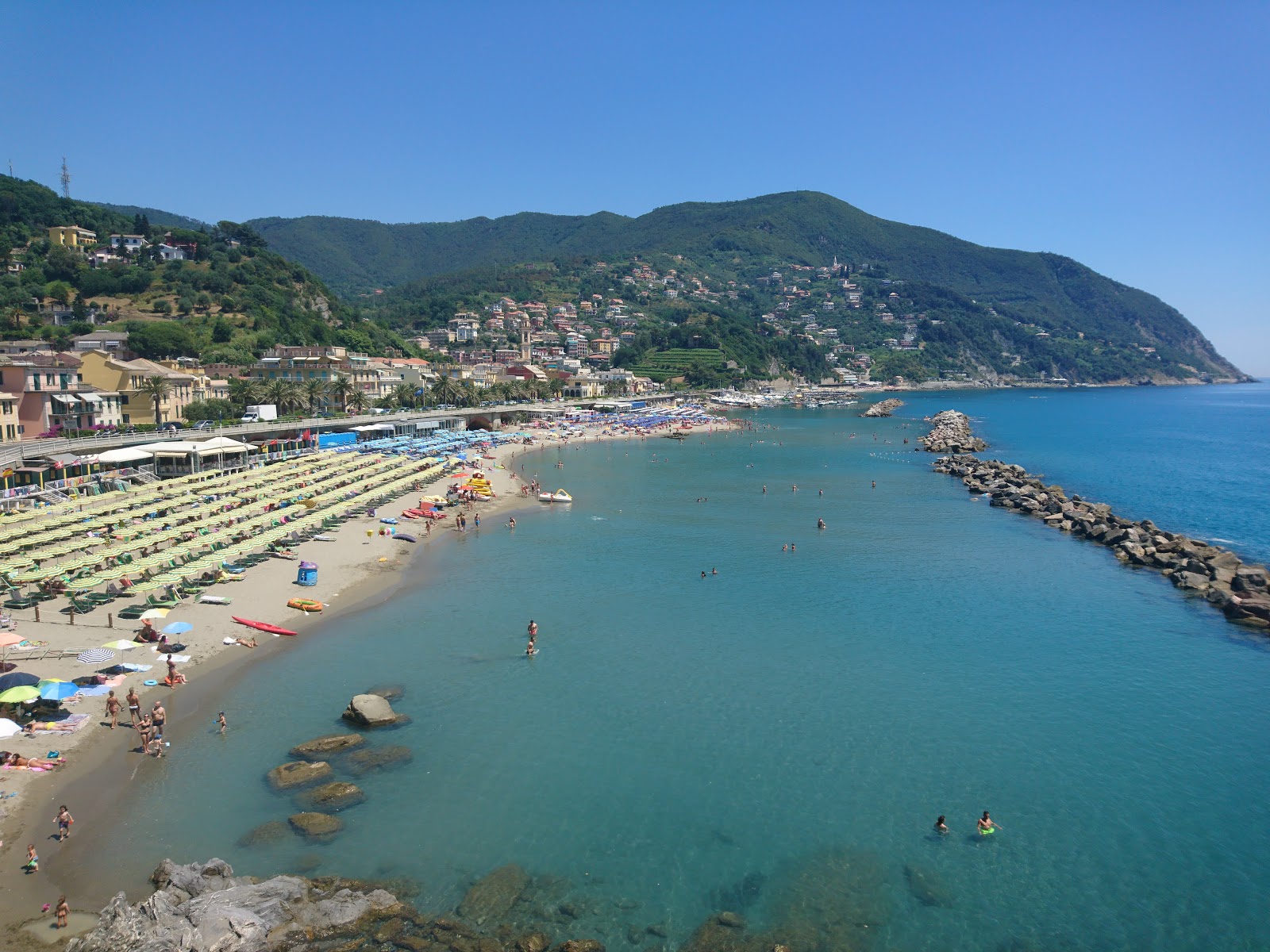 Spiaggia Moneglia的照片 带有宽敞的多湾