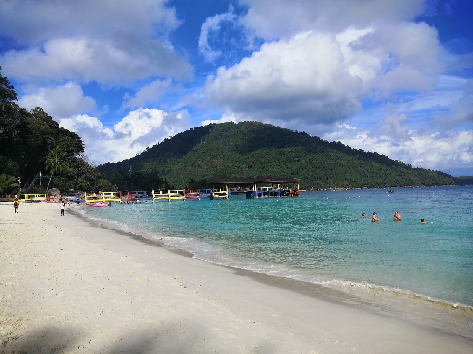 Teluk Pauh Beach的照片 具有非常干净级别的清洁度