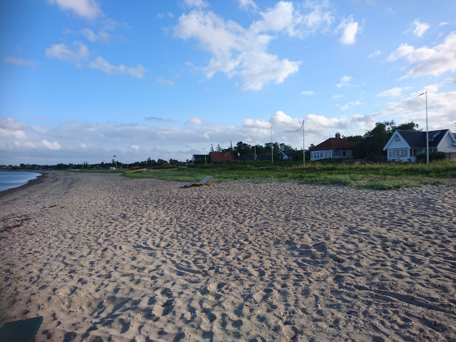 Holl Beach'in fotoğrafı - rahatlamayı sevenler arasında popüler bir yer
