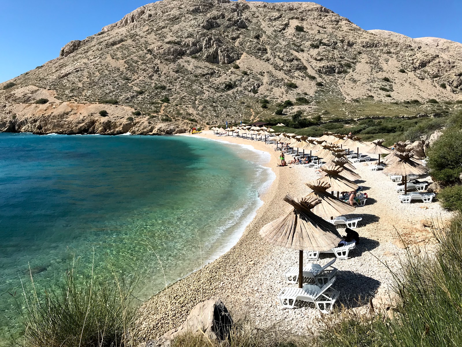 Zdjęcie Plaża w Zatoce Oprna z powierzchnią beżowe kamyki