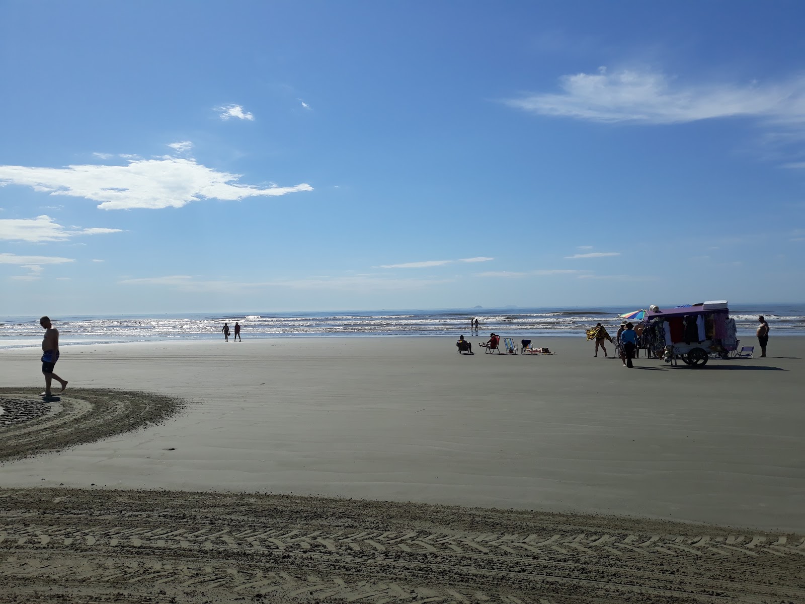 Foto von Strand Balnearia Belmira Novaes mit langer gerader strand