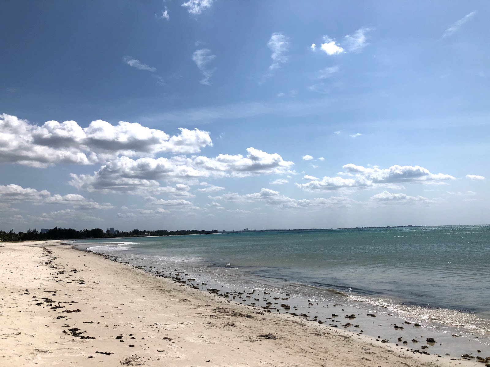 Foto de Bakhresa Beach com água turquesa superfície