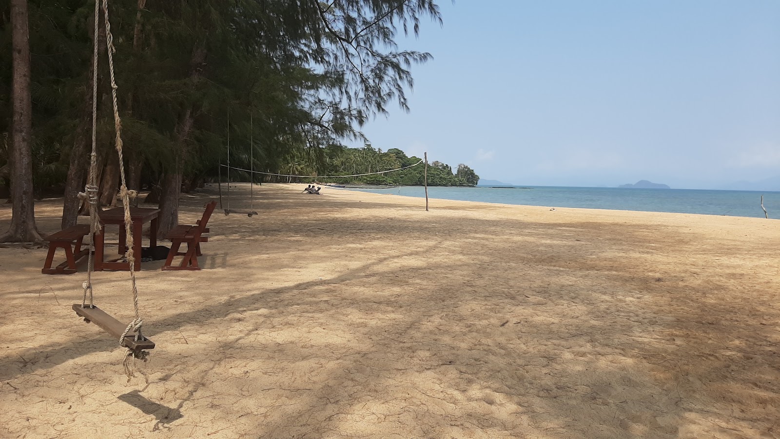 Fotografie cu Laem Son Beach cu o suprafață de nisip strălucitor