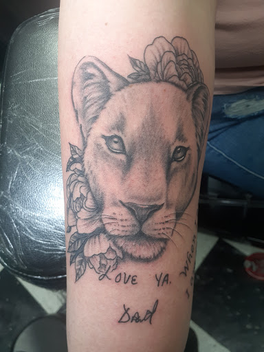 Tattoo Shop «Vivid Ink», reviews and photos, 2375 N Cedar St # C, Holt, MI 48842, USA