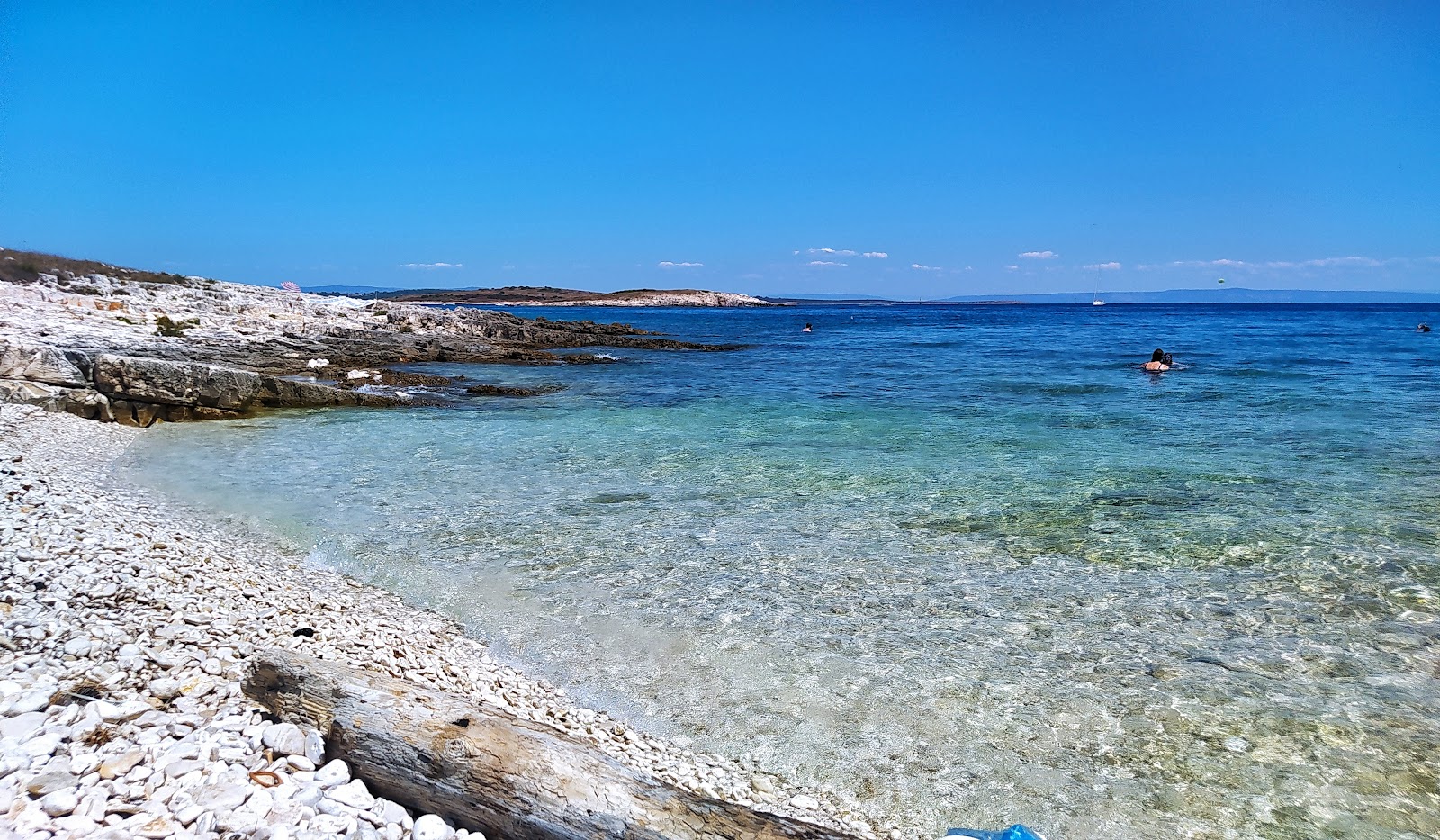 Foto von Skara Beach mit eine gerade küstenlinie