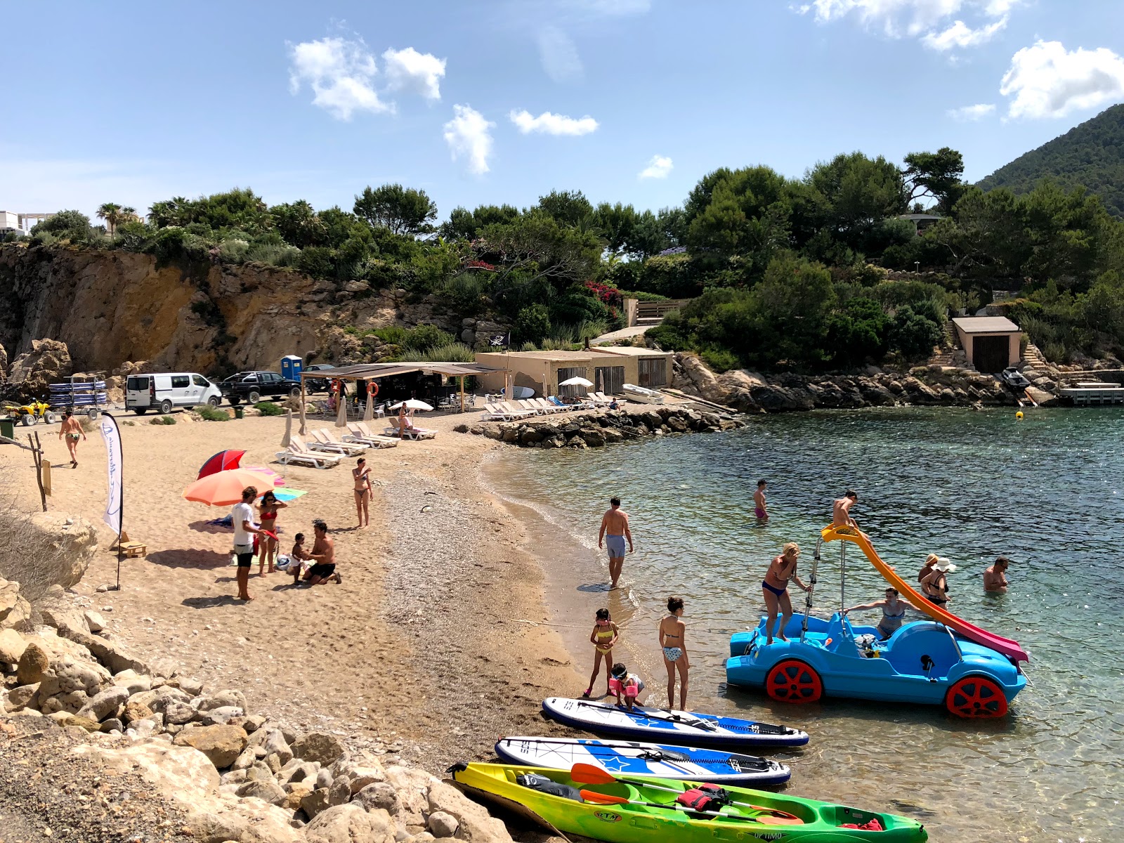 Fotografija Cala de sa Ferradura z harmaa hiekka ja kivi površino