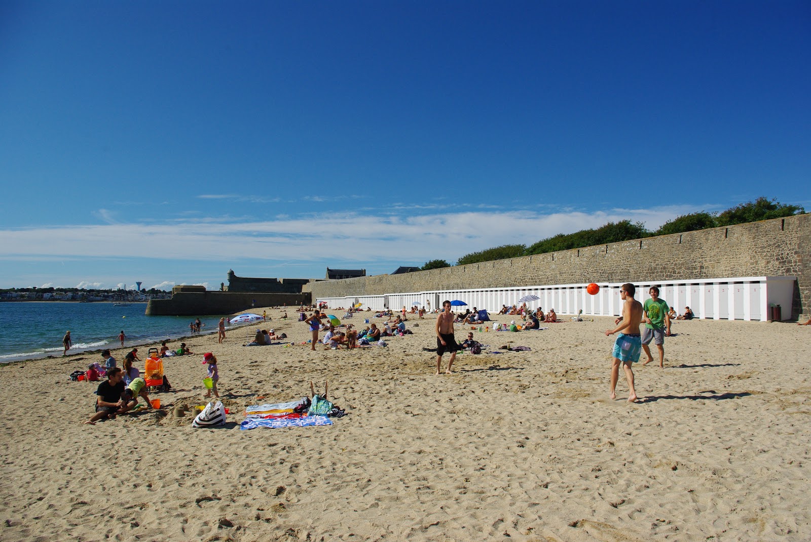 Foto de Port-Louis beach com areia brilhante superfície