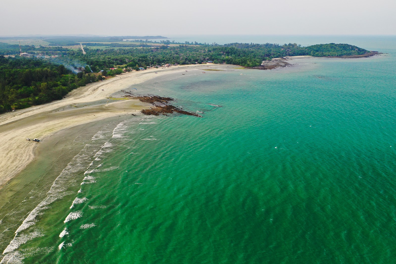 Desaru Fishing Beach的照片 带有宽敞的海岸