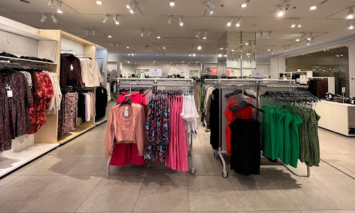 Clothing Store «H&M», reviews and photos, 8518 Fenton St, Silver Spring, MD 20910, USA