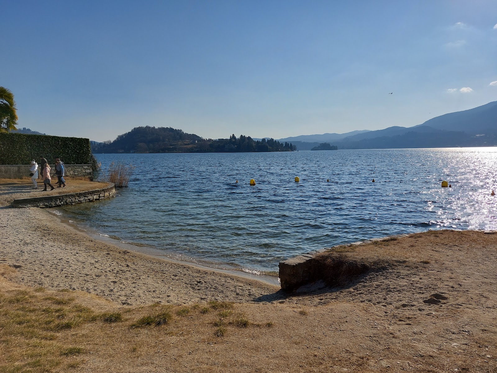 Foto di Spiaggia libera con una superficie del erba
