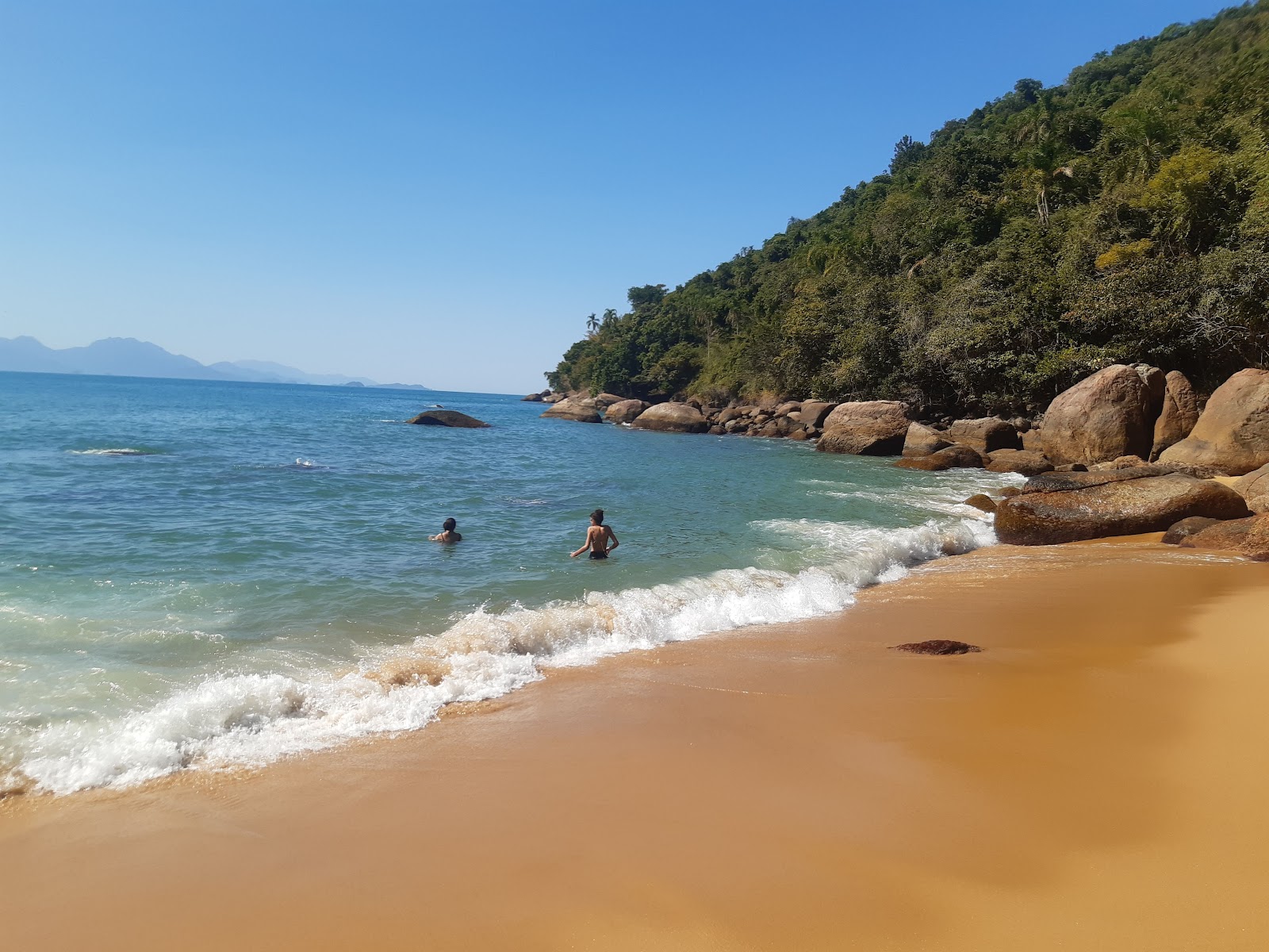 Foto di Praia do Cedro con una superficie del sabbia beige fine