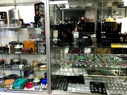Tobacco Shop «Twisted Smoke Shop (J St)», reviews and photos, 3718 J St, Sacramento, CA 95816, USA