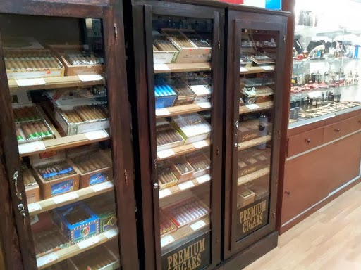 Tobacco Shop «The Hideaway Smoke Shop», reviews and photos, 5275 Red Bug Lake Rd #125, Winter Springs, FL 32708, USA
