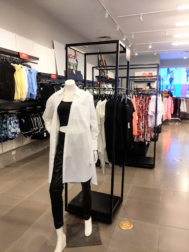 Shopping Mall «Desert Hills Premium Outlets», reviews and photos, 48400 Seminole Dr, Cabazon, CA 92230, USA