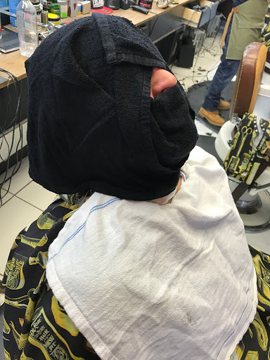 Barber Shop «LEGENDZ CLASSIC BARBER SHOP», reviews and photos, 207 N Center St, Arlington, TX 76011, USA