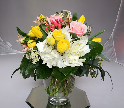 Florist «K & M Floral & Interior Plant Designs», reviews and photos, 537 Main St, Woodland, CA 95695, USA