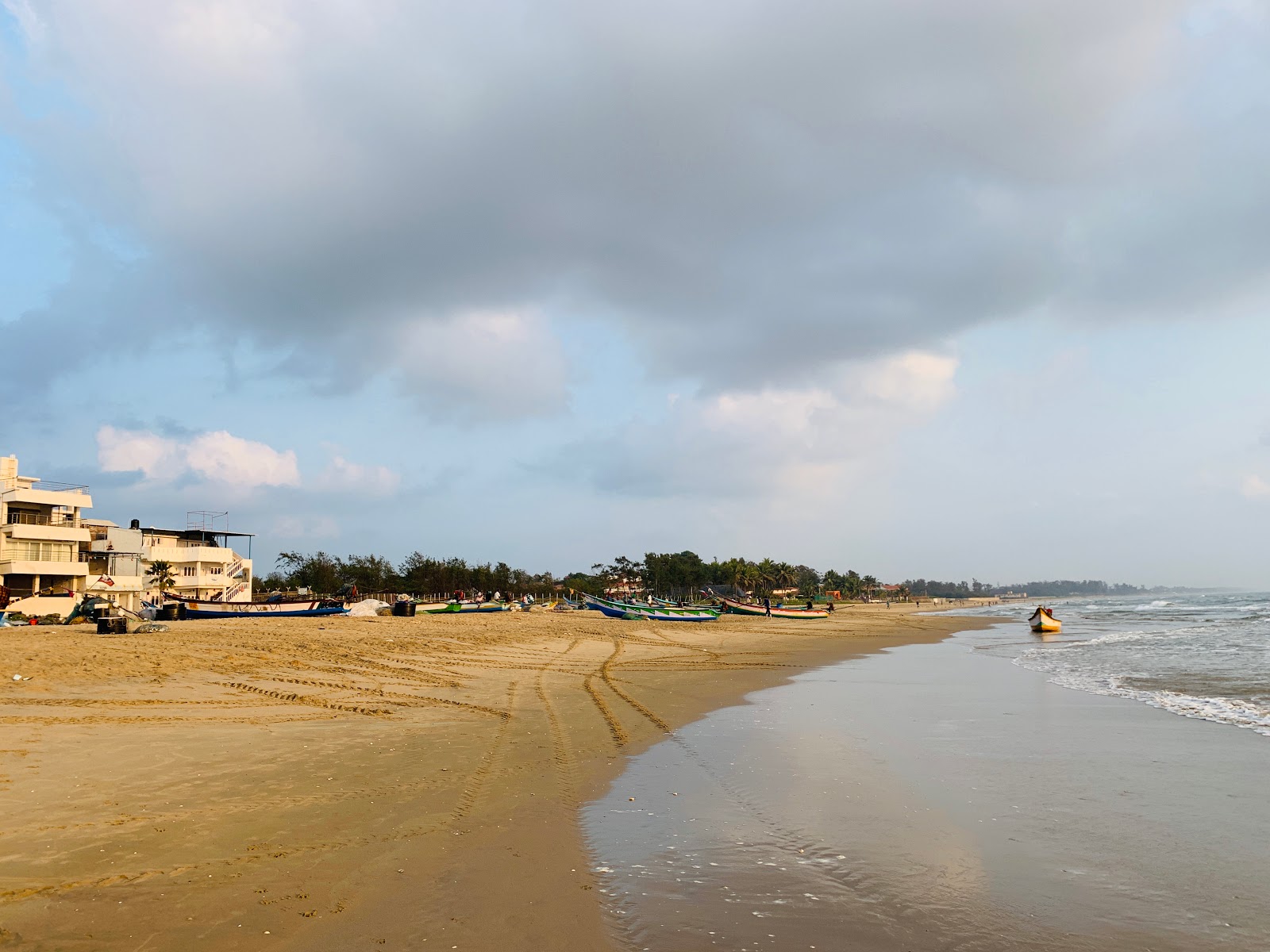 Valokuva Mahabalipuram Beachista. pinnalla kirkas hiekka:n kanssa