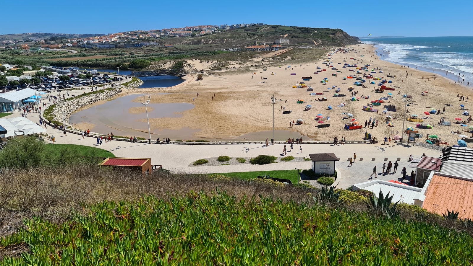 Foto van Praia da Areia Branca met turquoise water oppervlakte