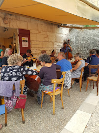 Atmosphère du Restaurant Cafe de la Halle à Bourdeilles - n°2