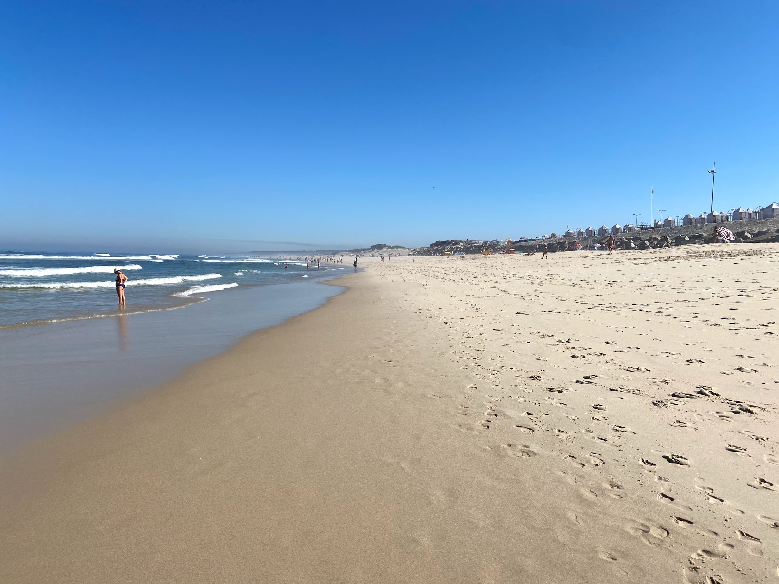 Fotografie cu Praia do Furadouro cu o suprafață de nisip fin alb