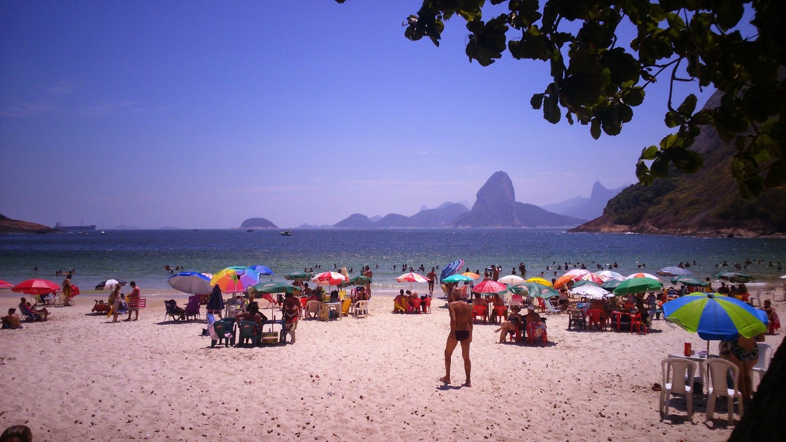 Foto af Praia do Forte Rio Branco bakket op af klipperne
