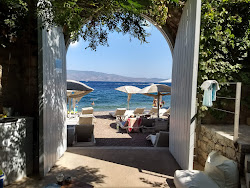 Foto von Kamini Beach mit sehr sauber Sauberkeitsgrad