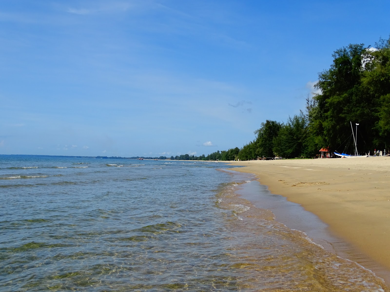 Fotografija Baan Krood Beach z svetel pesek površino