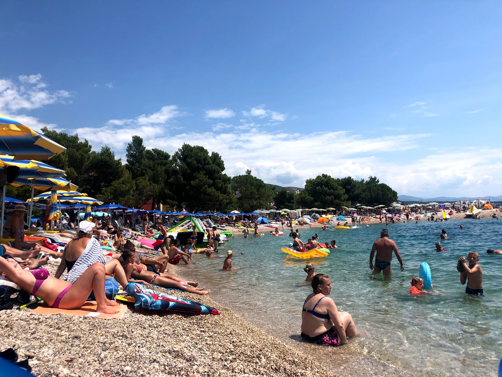 Foto von Podvorska beach und die siedlung